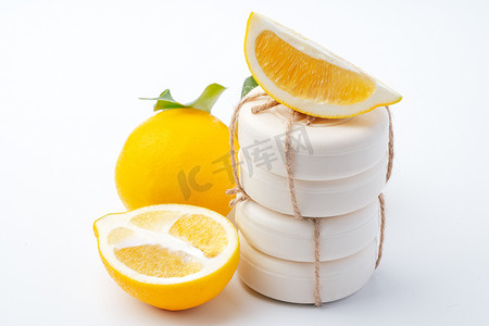手工制造肥皂酒吧和柠檬在白色背景。
