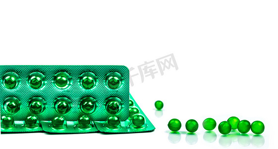 绿色圆形软胶囊药丸隔离在白色背景与复制空间。