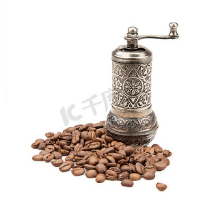 咖啡机和咖啡豆摄影照片_手动咖啡研磨机和咖啡豆