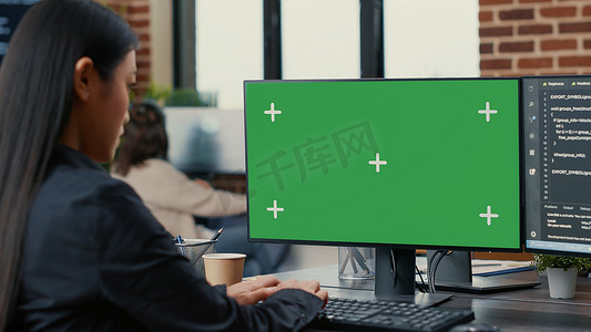 专注于在亚洲程序员编写代码前使用绿屏色度键模型的计算机屏幕