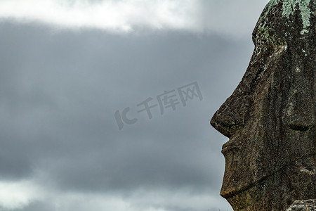 Moai 头部在多云天空下的轮廓特写视图