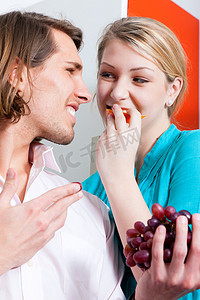 夫妇在家吃葡萄