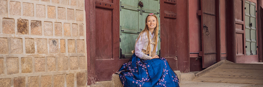 韩服图腾摄影照片_身着韩服民族韩服的年轻白人女游客到韩国旅游的概念。