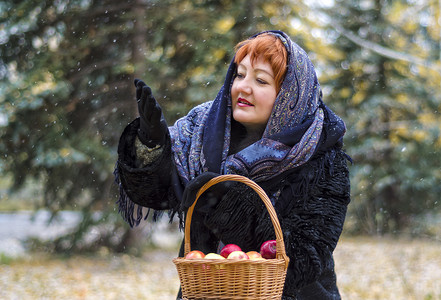 森林里提着篮子苹果的女人迎来了第一场雪