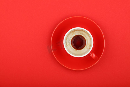 一个空的浓缩咖啡杯，带红色碟子