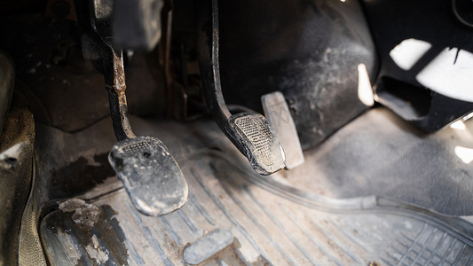 卡车工作车特写的磨损踏板。