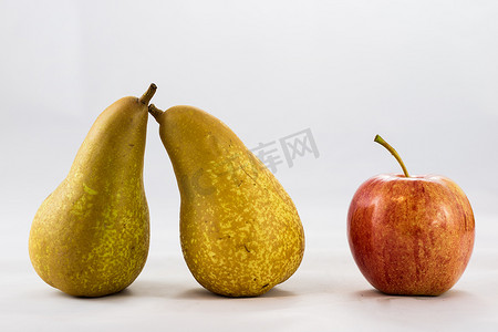 苹果树远景摄影照片_白色背景中美味、美味的成熟苹果和梨