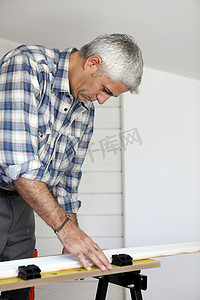 家杂摄影照片_年长杂工准备切割木板