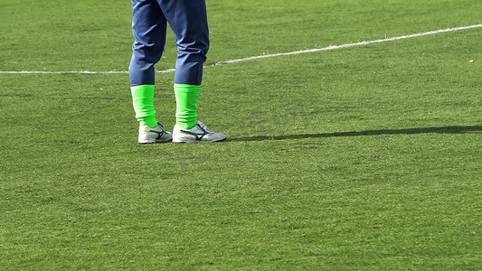 一群人踢足球摄影照片_业余俱乐部世界杯期间守门员的腿