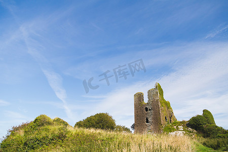 古代建筑摄影照片_爱尔兰草甸城堡废墟