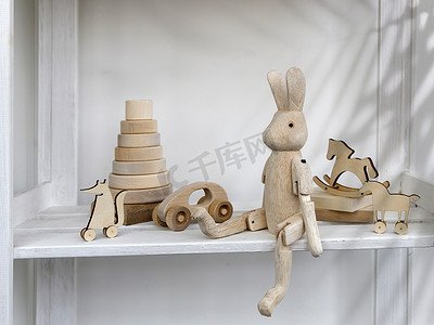 木制玩具采用天然木材制成，环保，在儿童房间里供学习和玩耍。