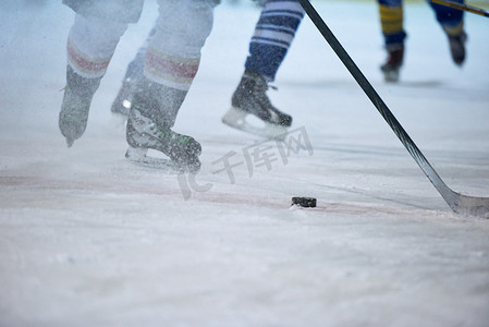 冬天装备摄影照片_冰球运动员在行动