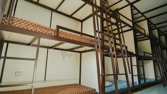 床位ui摄影照片_经济型亚洲旅馆的三层床位。