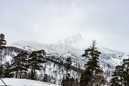 用雪盖的高加索山