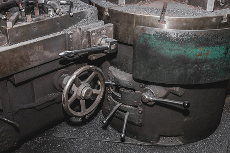 工业厂房车间金属加工铁制品的旧转盘机床和设备
