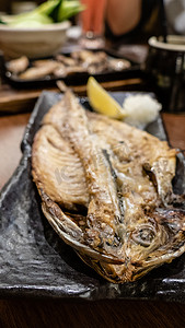 日本居酒屋餐厅边烤鱼边供应
