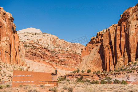 Capitol Gorge 和 Pleasant Creek Trails 在美国犹他州圆顶礁国家公园签名。