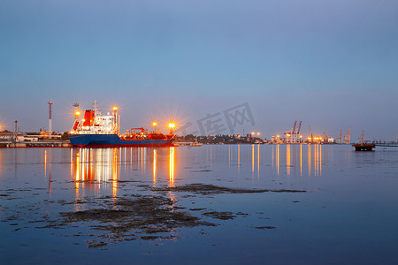 油轮摄影照片_油轮在港口。