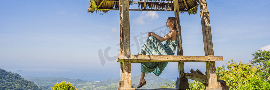 传统巴厘语眺望台的少妇。