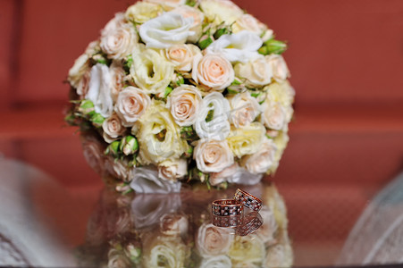 双人结婚登记照摄影照片_粉色和白色玫瑰的婚礼花束
