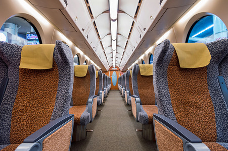 火车内部摄影照片_火车内部空座位。