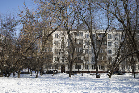 Preobrazhenskaya 广场的带阳台的五层街区建筑，建于六十年代，冬天天气很好。