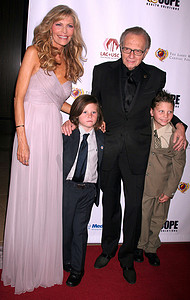 肖恩红眼特效摄影照片_肖恩·金和拉里·金与家人一起参加红心之王晚会。