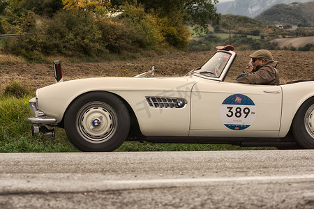 1957 年 BMW 507 TOURING SPORT 驾驶一辆旧赛车参加 2020 年意大利著名历史赛事 Mille Miglia 拉力赛（1927-1957 年）