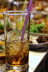 晚上在餐厅的桌子上喝一杯加冰的可乐水