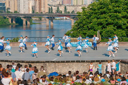 乌克兰基辅-2016 年 7 月 20 日： 民间传说舞蹈女孩和男孩