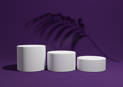 深紫色、紫色、3D 渲染一个简单、最小的产品展示组合背景，在自然产品的背景中有三个讲台或展台和棕榈叶阴影