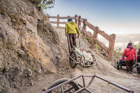 在通往 Ijen 火山或印度尼西亚语中的 Kawah Ijen 的山路上。