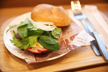日式面包摄影照片_日式火腿百吉饼