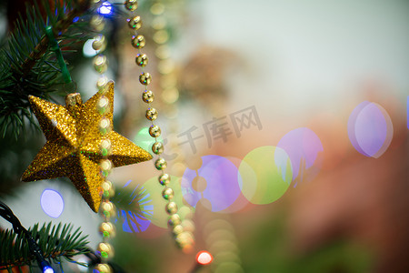 圣诞树上挂着一颗金色的星星，作为圣诞节的装饰。