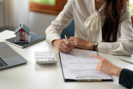 房地产经纪人为客户提供手签购买或出售房屋的协议合同签名。