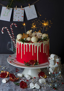 圣诞节或新年装饰的蛋糕，配有奶油奶酪糖霜和蔓越莓，有选择的焦点