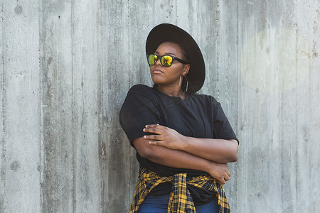 夏季户外广告摄影照片_特写肖像时尚的年轻非洲裔美国女孩，头发卷曲，戴着时髦的太阳镜，在城市里有复制空间和广告场所-夏季嬉皮士照片与 instagram 风格