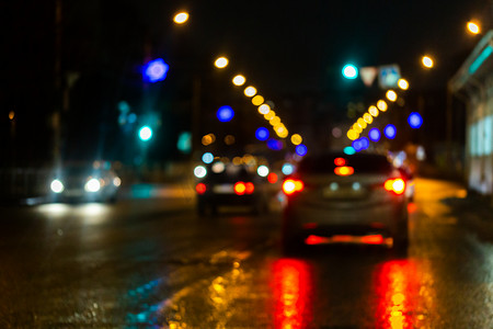 120车在路上摄影照片_夜间街道汽车交通的离焦图片-从道路上看。