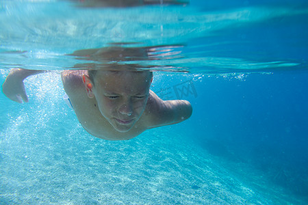 男孩潜水游泳水下景观