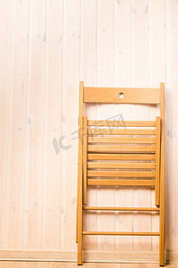 房间墙壁附近折叠椅的垂直拍摄
