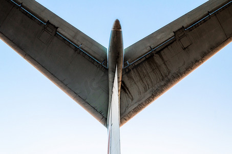 飞机机翼摄影照片_蓝色背景中一架大型客机的机翼