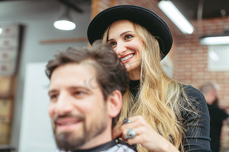 男人向女发型师咨询剪发和造型的建议