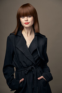 米色背景浪漫女人欧式造型黑色大衣