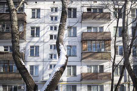 Preobrazhenskaya 广场的带阳台的五层街区建筑，建于六十年代，冬天天气很好。