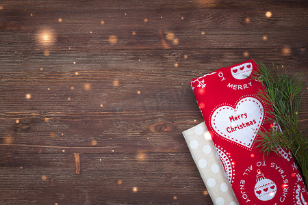 木制背景上的圣诞厨房毛巾