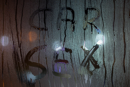 手指在出汗的夜窗玻璃上写下“汽车性爱”的字样 — 特写