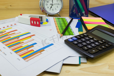 商业论文图表计算器铅笔与图表报告，浓缩