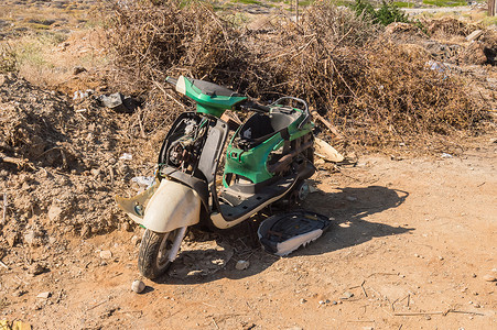 雷克斯自行车摄影照片_旧摩托车被毁。