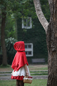 肖像年轻女子与小红帽服装与 ap