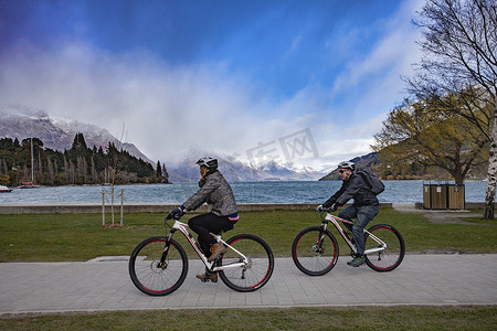新西兰皇后镇 — 9 月 6 日： 游客骑自行车